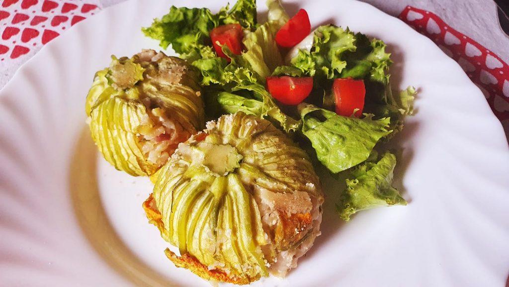 Timballini di riso alle zucchine e quartirolo con fiori di zucca.