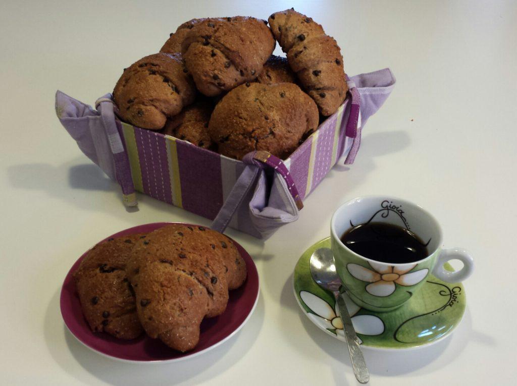 Brioches integrali con gocce di cioccolato