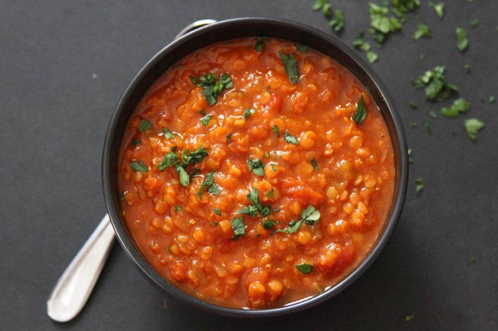 Lenticchie rosse in zuppa con curry e verdure saltate