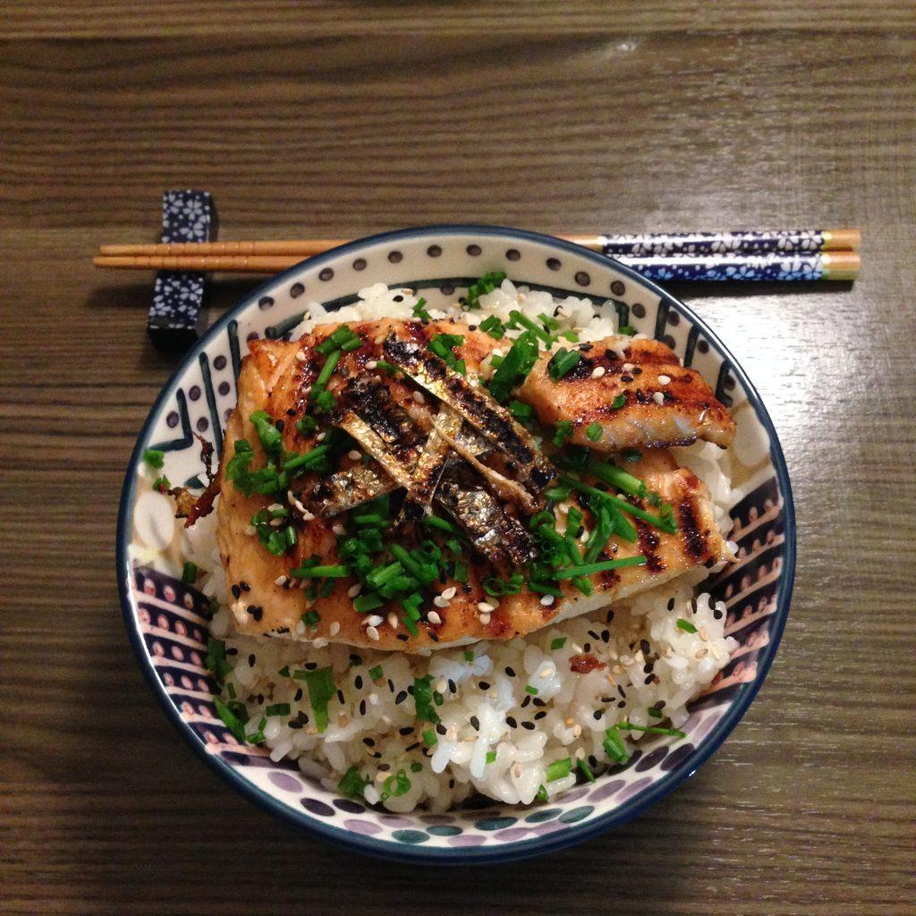 Scodella di Riso Sushi e Salmone Teriyaki alla piastra