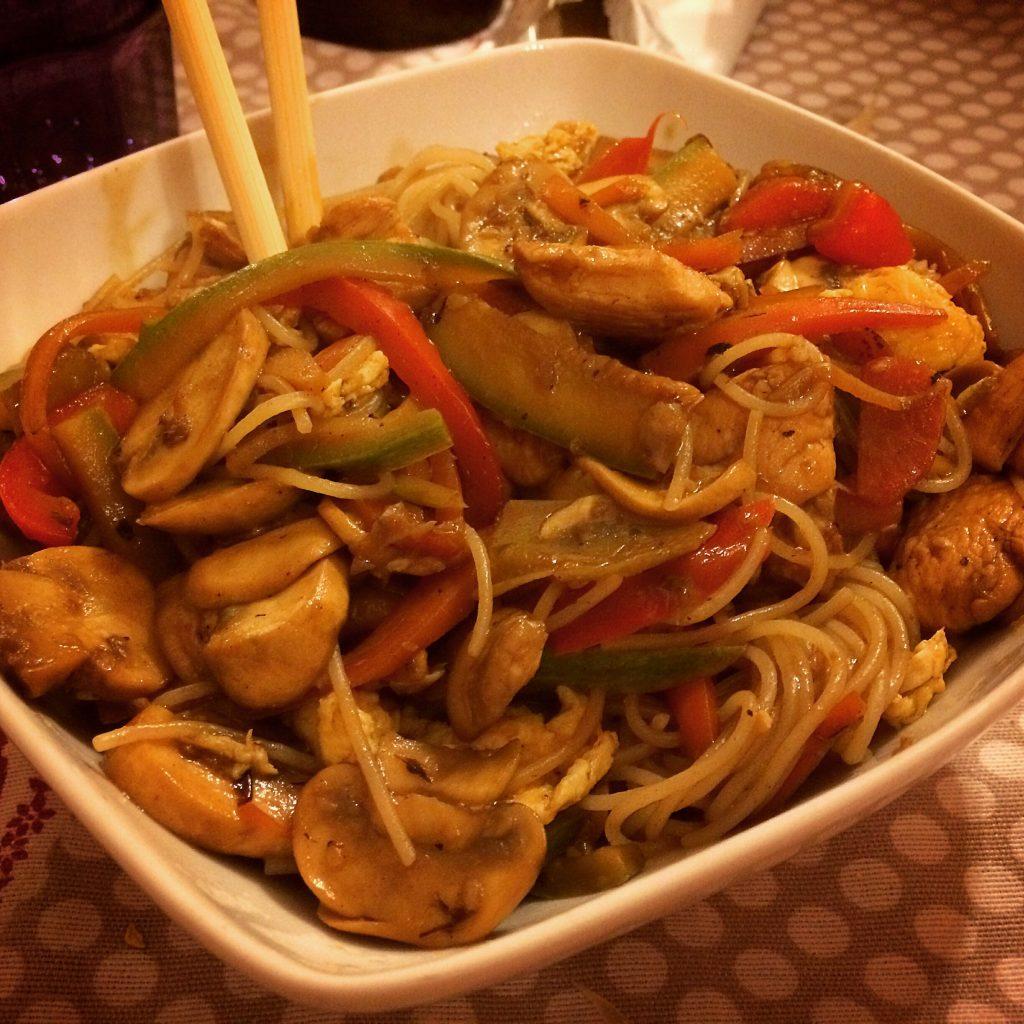 Spaghetti di riso integrale con pollo alla soia