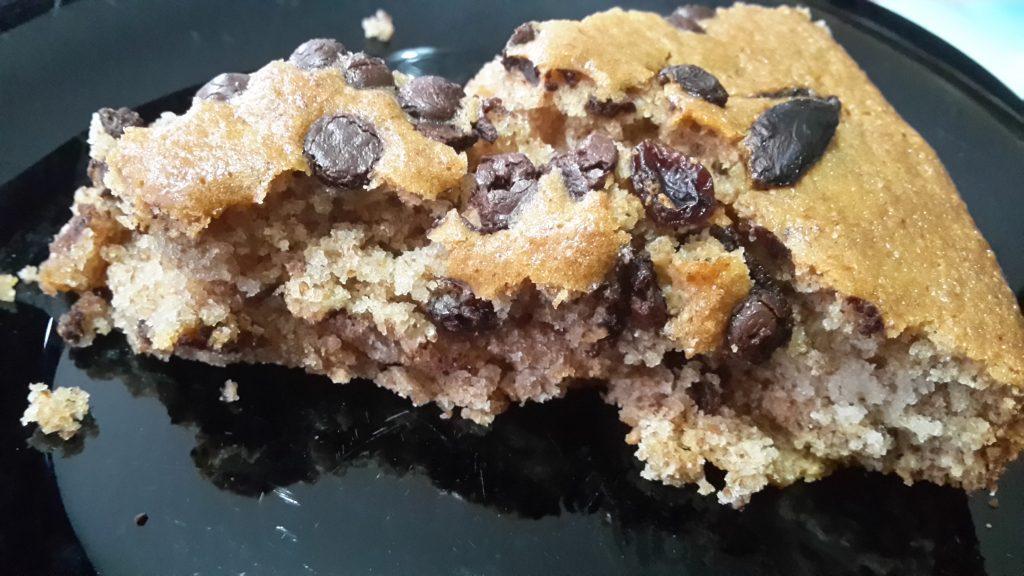 Torta all’acqua con bacche di goji e gocce di cioccolato