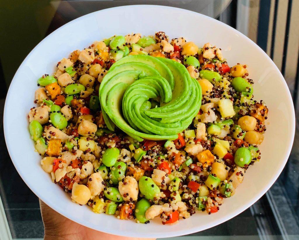 Insalata di quinoa con verdure, ceci e pollo.