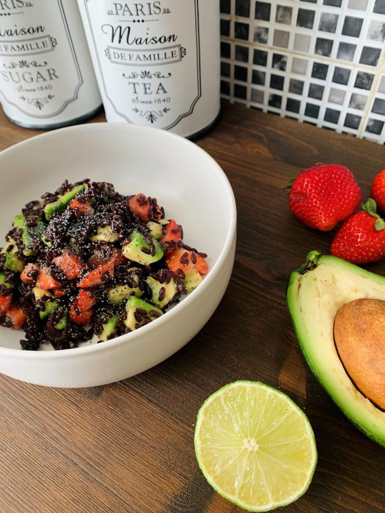 Insalata venere con avocado e fragole