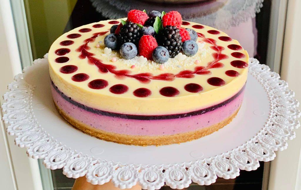 Cheesecake alle albicocche e mirtilli