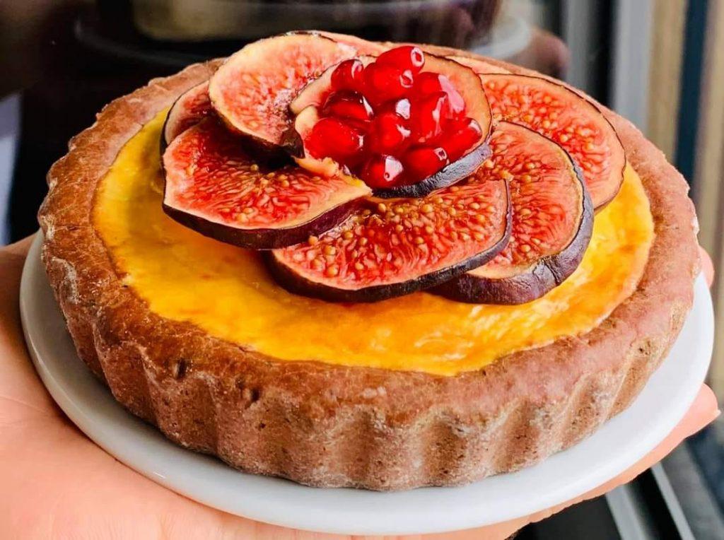 Crostatina al cacao con ricotta, fichi e melograno