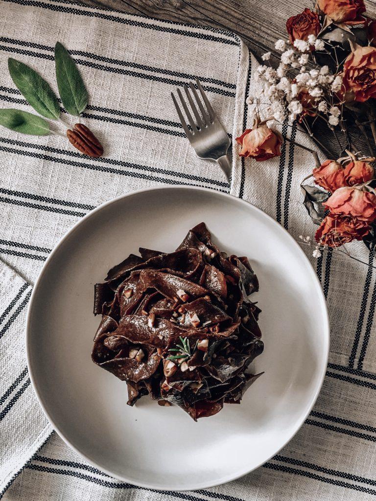 Tagliatelle al cacao con rosmarino e noci