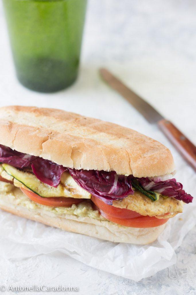 Panino con frittata e crema di avocado