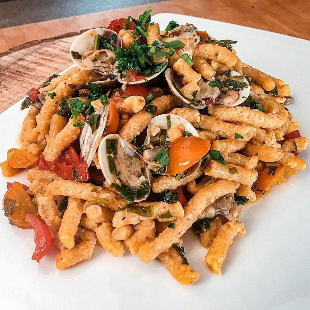 Passatelli con vongole, pomodorini e rucola