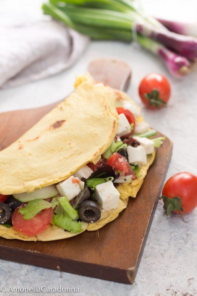 Piadina di farina di ceci con insalata greca