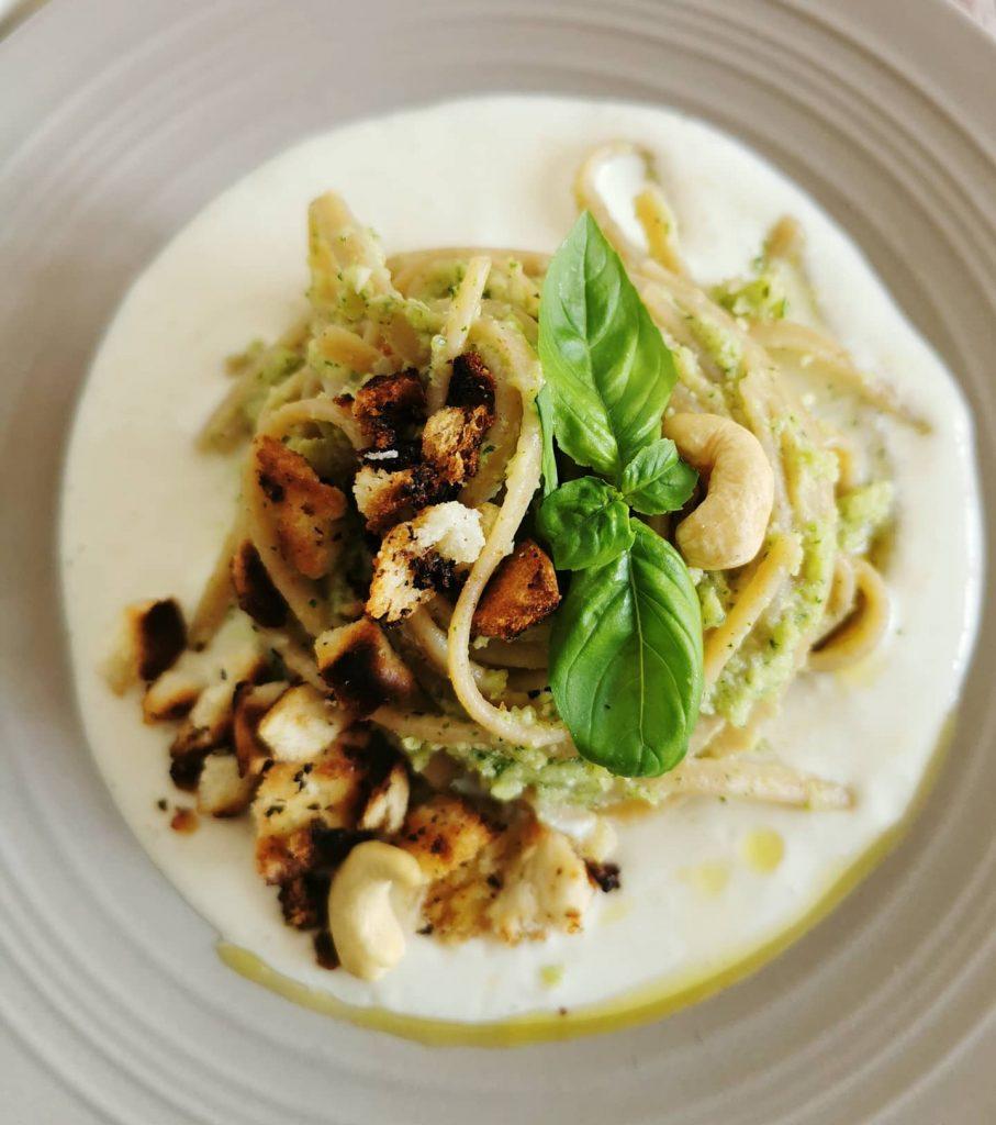 Linguine con pesto di zucchina su un letto di cremoso al formaggio