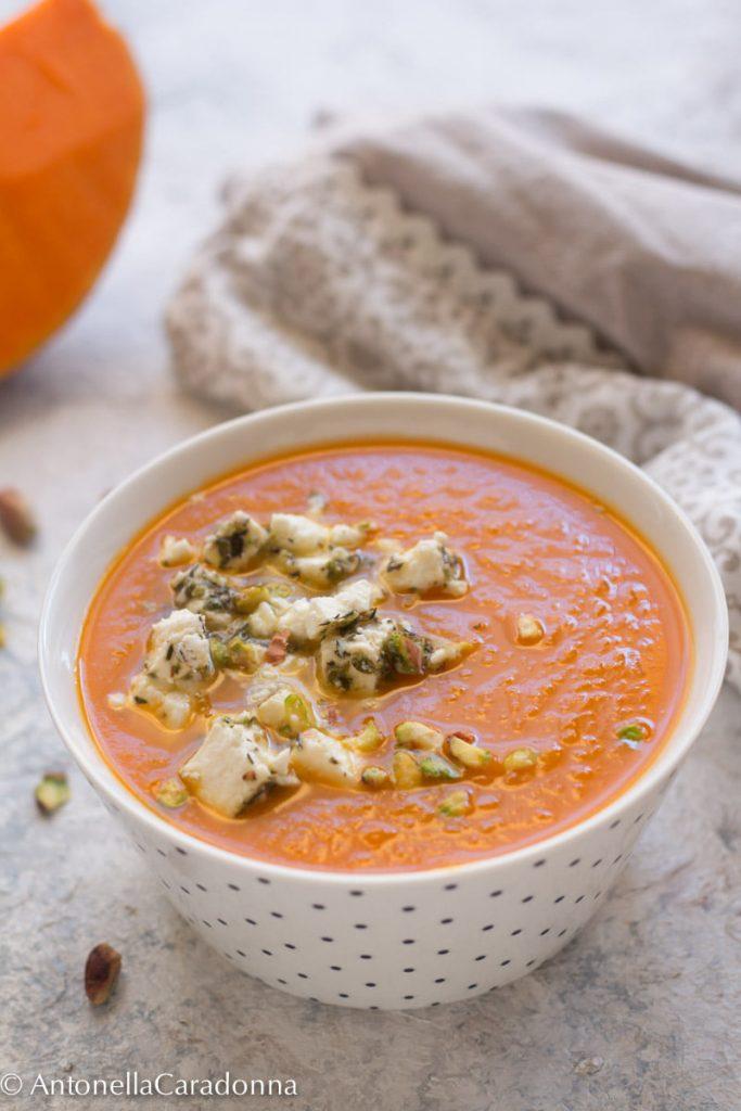 Vellutata di zucca con pistacchi e feta