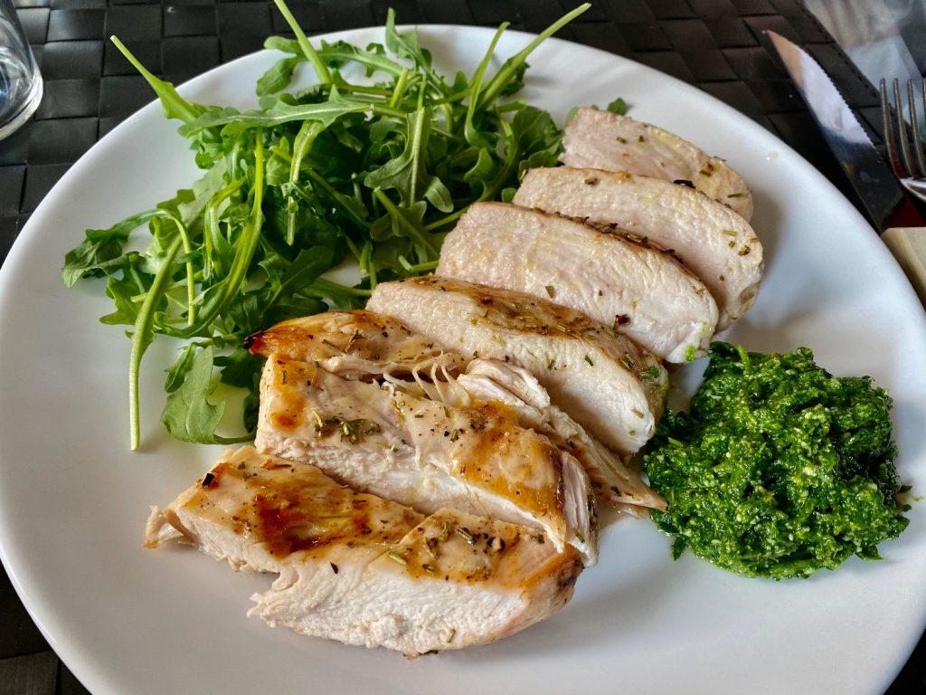 Tagliata di pollo al pesto di rucola